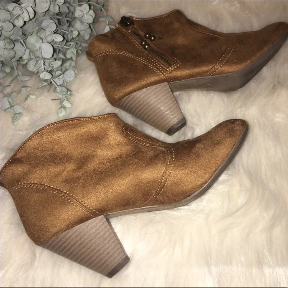 MADDEN GIRL Sz 8 Brown Faux Suede Booties
